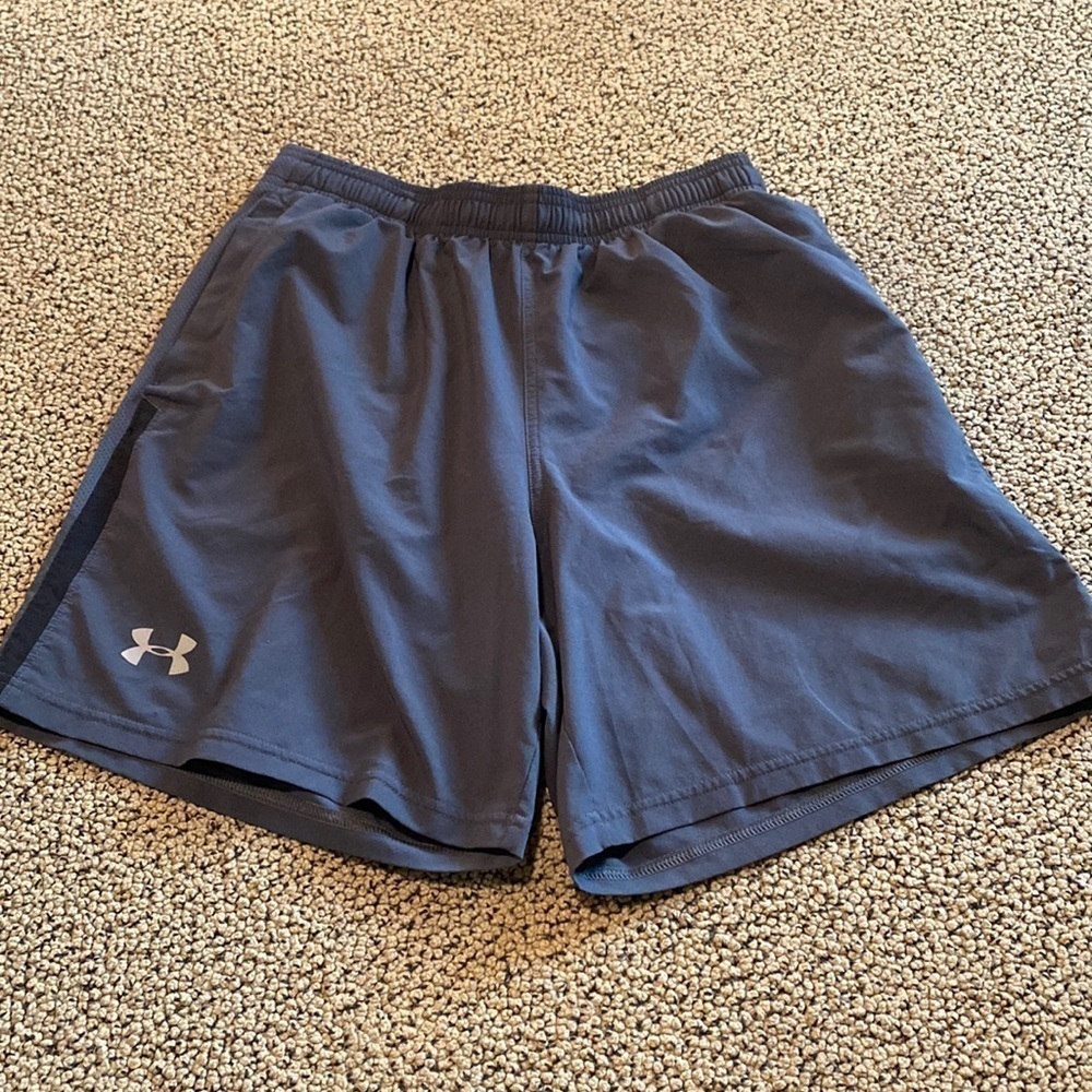 Under Armour Gray Athletic Shorts Size Large in Like New Condituon